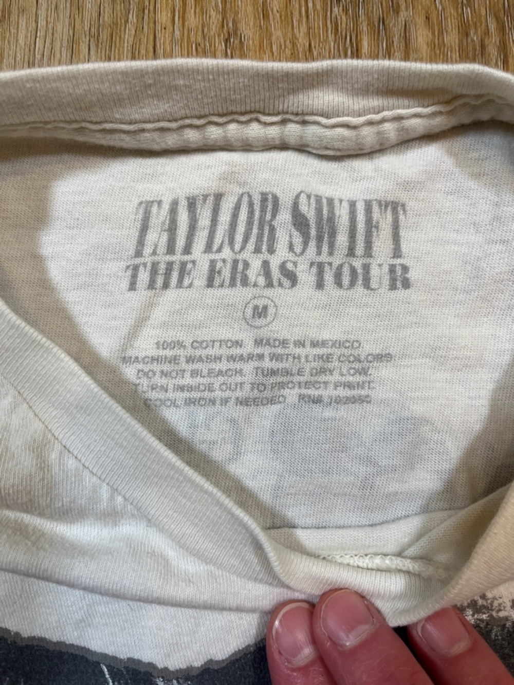 Taylor Swift The Eras Tour Graphic Concert Tee T-Shirt Medium M Folklore Cream - Picture 6 of 12